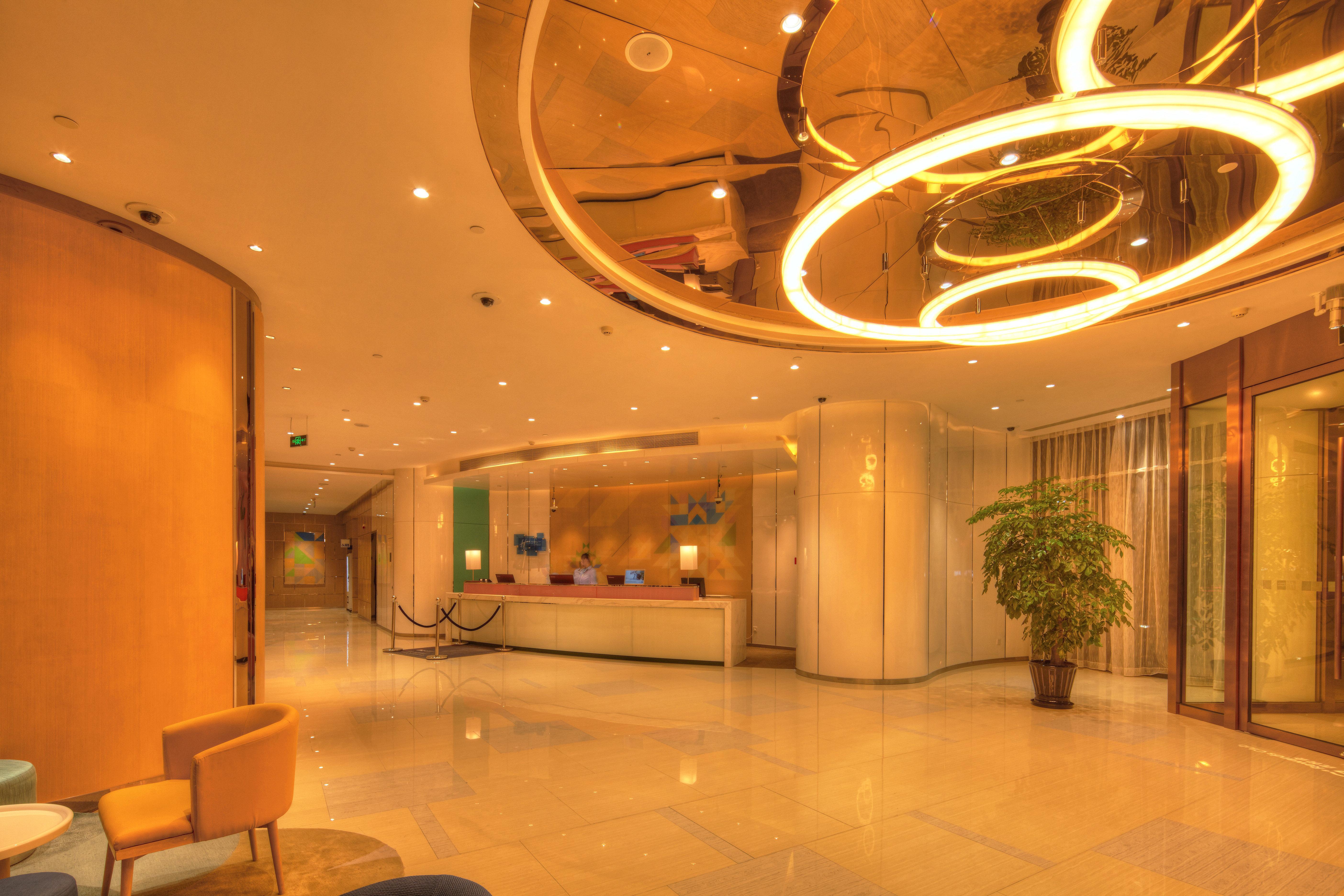 Holiday Inn Express Shanghai Zhenping, An Ihg Hotel Экстерьер фото